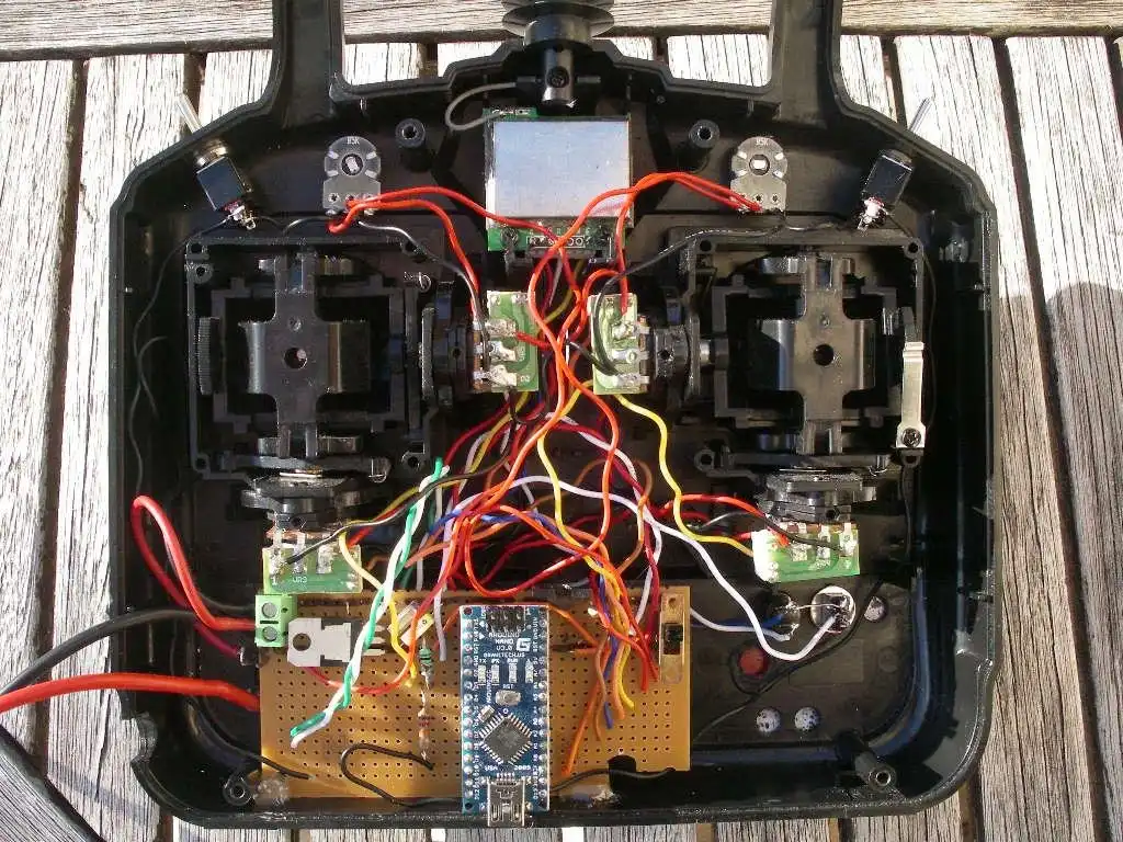 Muat turun alat web atau aplikasi web Kawalan Radio Arduino