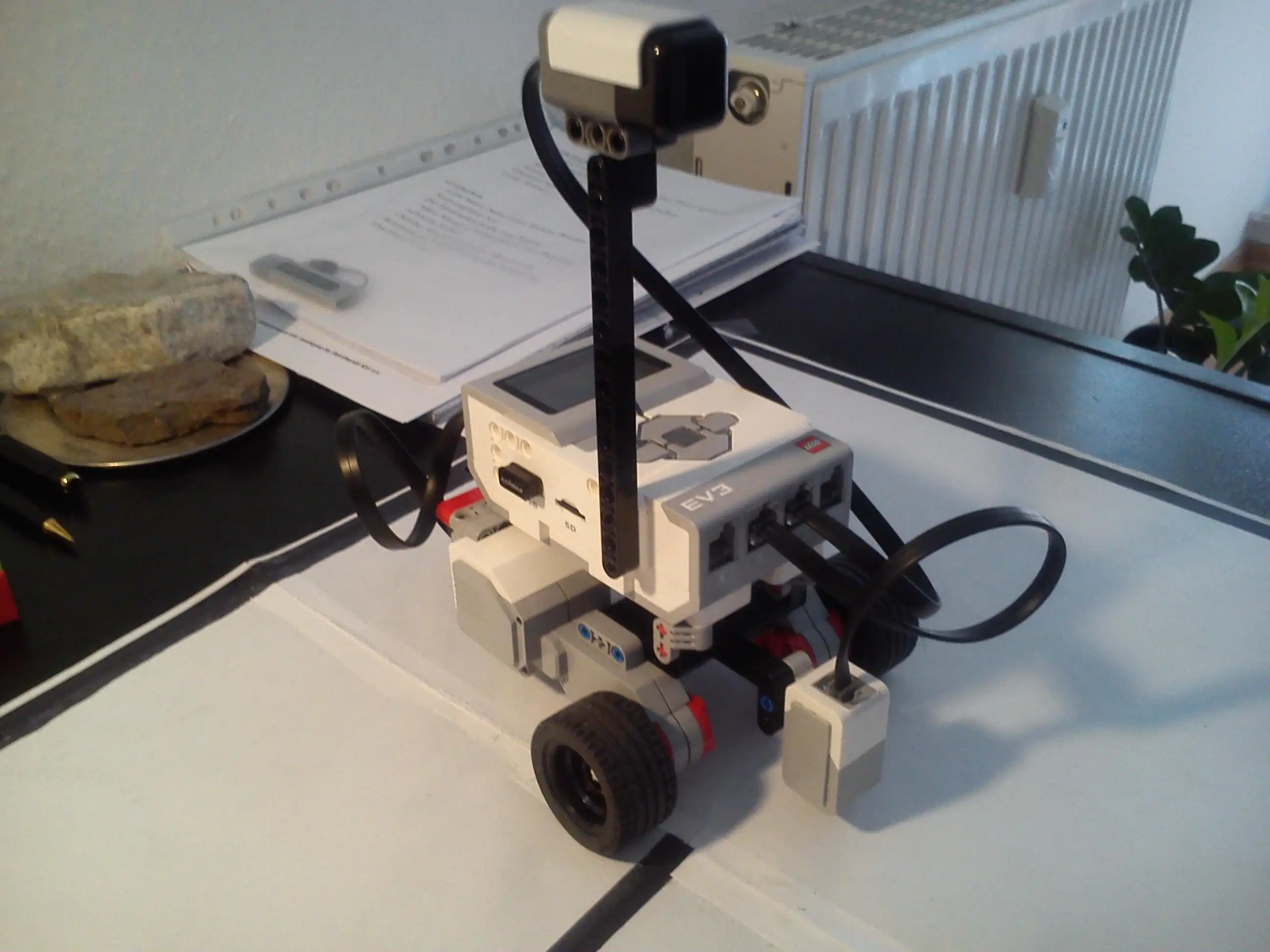 Pobierz narzędzie internetowe lub aplikację internetową Robot EV3 rozwiązuje labirynt